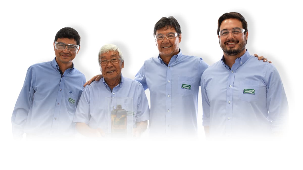 Fábio, Julio e Julio Matino, fundador e diretores da Juma-Agro, em pé e de braços cruzados